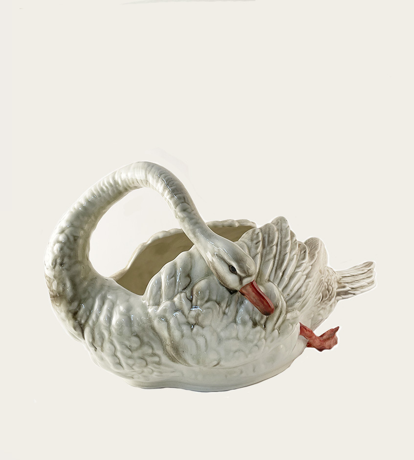 Фарфоровая ваза в виде лебедя Фарфоровая ваза в виде лебедя
